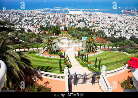 Vista panoramica sul porto di Haifa dal bellissimo Bahai giardini. Israele. Foto Stock