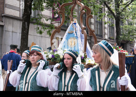 I partecipanti di processione di auto d'o sul modo di Saint Waltrude Collegiata il 27 maggio 2018 a Mons in Belgio Foto Stock