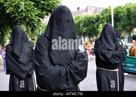 Processione di auto d'o durante la Ducasse celebrazioni il 27 maggio 2018 a Mons in Belgio Foto Stock