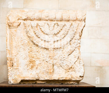 Architravi in pietra decorata con sette-ramificato candelabro Menorah.che è uno dei simboli più antichi del popolo ebraico, Gerusalemme, Israele Foto Stock