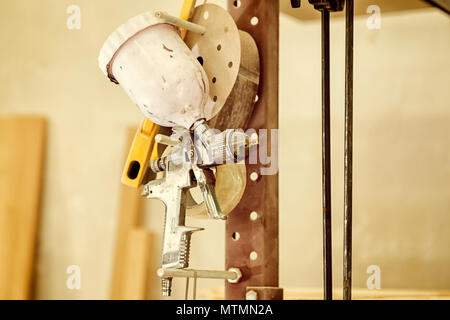 In prossimità di un vecchio dispositivo aerografo su un supporto metallico in officina. Foto Stock