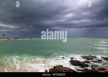 Mare tempestoso paesaggio spiaggia Foto Stock