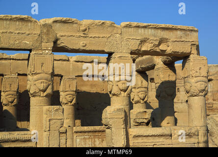 Antica egiziana Hathor sculture nel tempio di Dendera Foto Stock