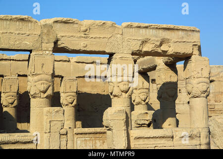 Antica egiziana Hathor sculture nel tempio di Dendera Foto Stock