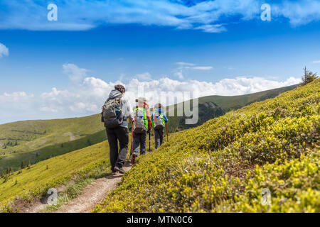 Donna con i suoi bambini escursioni in montagna rumena, attività ricreative Foto Stock