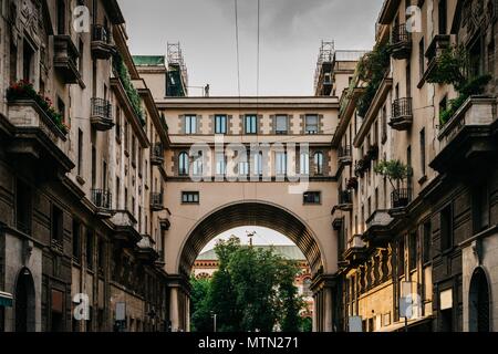 Tradizionali edifici Milanese con un imponente arco su Via Tommaso Salvini a Milano, in zona Porta Venezia Distretto, Lombardia, Italia Foto Stock