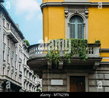 Architettura tradizionale a sua volta del XX secolo in stile Art Nouveau a Milano Porta Venezia Distretto, Lombardia, Italia Foto Stock