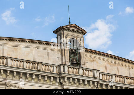 La parte superiore della facciata della Zurigo stazione ferroviaria principale edificio, vista da Bahnhofquai quay. Foto Stock