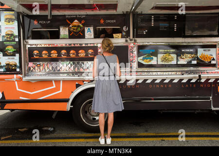 Carrello alimentari, Beverly Hills mostra d'arte, Beverly Gardens Park, Beverly Hills, Los Angeles, California, Stati Uniti d'America Foto Stock