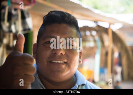 Ritratto di un giovane uomo, Cascadas de Agua Azul, Chiapas, Messico Foto Stock