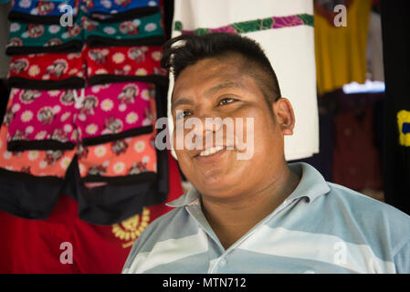 Ritratto di un giovane uomo, Cascadas de Agua Azul, Chiapas, Messico Foto Stock