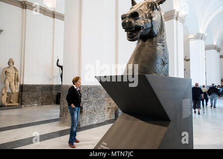 Napoli, Italia - 18 aprile 2018. Una donna Orologi la presenta al suo interno il Museo Archeologico di Napoli. Foto Stock