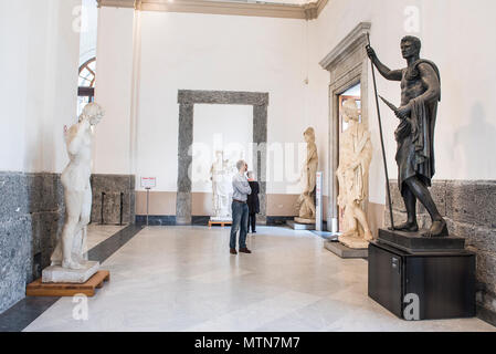 Napoli, Italia - 18 aprile 2018. I visitatori osservano la presenta al suo interno il Museo Archeologico di Napoli. Foto Stock