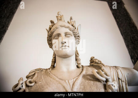 Una statua Athena o Athene, l'antica dea greca, esposte all interno di napoli museo archeologico in Italia. Foto Stock
