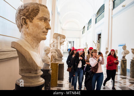 Napoli, Italia - 18 aprile 2018. I visitatori osservano la presenta al suo interno il Museo Archeologico di Napoli. Foto Stock