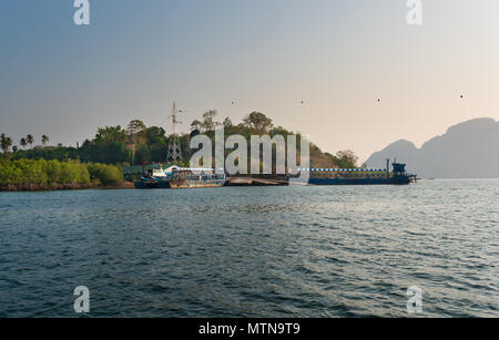 Koh Lanta, trasporto merci Navi, Thailandia Foto Stock