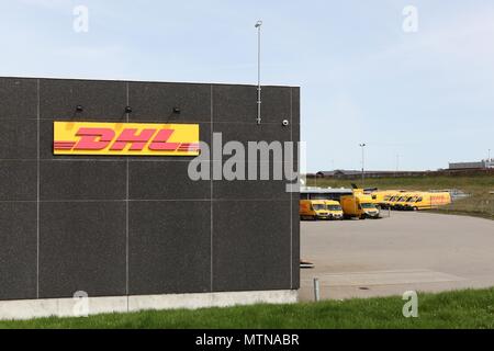 Stilling, Danimarca - 22 Aprile 2018: DHL edificio e magazzino. DHL Express è una divisione del tedesco la società di logistica Deutsche Post DHL Foto Stock