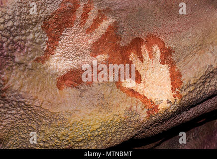 Caceres, Spagna - 27 Maggio 2018: la grotta di Maltravieso replica con l'uomo di Neanderthal quattro dita mano-stampe, Caceres, Spagna Foto Stock