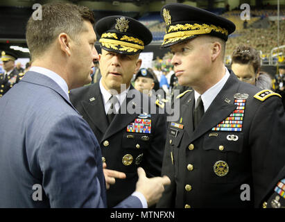 Patrick J. Murphy (sinistra), Sotto Segretario dell'esercito, discute le questioni dell'esercito con Gen. David Perkins (destra), comandante generale, Esercito degli Stati Uniti la formazione e la dottrina del comando e il Mag. Gen. Jeffrey J. Neve (centro) comandante generale U.S. Esercito il reclutamento di comando durante il pre-attività di gioco del 2017 U.S. Esercito ciotola All-American svoltasi nell'Alamodome a San Antonio gen. 7. Per 17 anni, IL GOVERNO DEGLI STATI UNITI Esercito ciotola All-American è stata la nazione di premier di alta scuola di gioco del calcio, che serve come il nobile trampolino di lancio per il futuro dell'America ha college e la National Football League stelle. (Ufficiale DEGLI STATI UNITI Ar Foto Stock