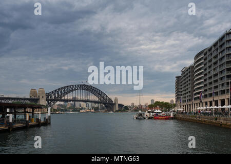 Sydney Harbour Bridge visto dal Circular Quay, Sydney, NSW, Australia Foto Stock