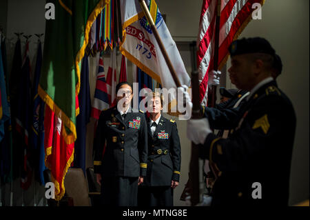 Brig. Gen. Marion Garcia, commander, duecentesimo della polizia militare di comando e Chief Warrant Officer 5 Mary Alice Hostetler stand per la visualizzazione dei colori Hostetler durante il pensionamento di cerimonia di donna Millitary Memorial il 7 gennaio in Arlington, Virginia. Hostetler arruolato nell' esercito nel luglio 1976 ed è stato promosso a CW5 in aprile 2013 come comando Chief Warrant Officer del duecentesimo della Polizia Militare comando. Hostetler servito più di quarant'anni nell'esercito degli Stati Uniti. Hostetler compiuto molte pietre miliari, di essere la prima donna in una polizia militare company, la prima donna a p Foto Stock