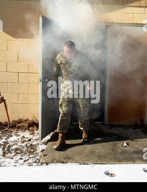 Il cap. Samuel Moore, battaglione formazione ufficiale per la truppa 871st comando, 87th truppa vigili del comando, Arkansas Guardia nazionale, ansima per aria come egli esce dalla camera del gas formazione edificio alla manovra di Robinson Training Center in North Little Rock, Arkansas. (Guardia Nazionale Foto di: Pvt. 1. Classe Eric Keasler - rilasciato) Foto Stock