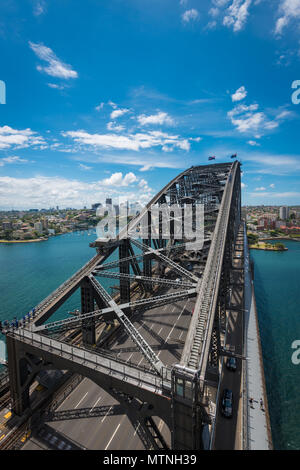Vedute della periferia di Sydney dalla parte superiore del Ponte del Porto di Sydney, Sydney, NSW, Australia Foto Stock