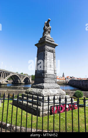 Monumento ai caduti della Grande Guerra Mondiale del 1914-1918 e quelli della seconda guerra mondiale da Tweedmouth, Northumberland, Regno Unito Foto Stock