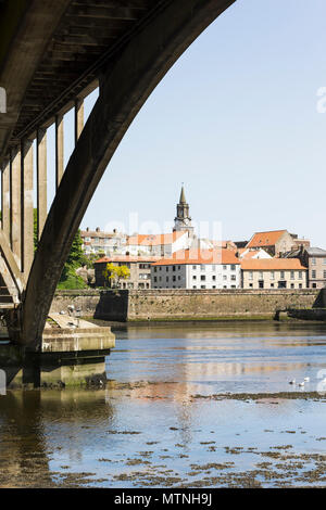 Berwick upon Tweed da sotto il Royal Tweed Bridge. Foto Stock