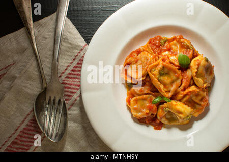 Tortellini fatti in casa con salsa di pomodoro e Mozzarella Foto Stock