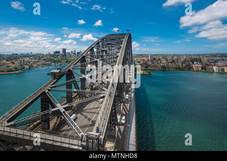 Vedute della periferia di Sydney dalla parte superiore del Ponte del Porto di Sydney, Sydney, NSW, Australia Foto Stock