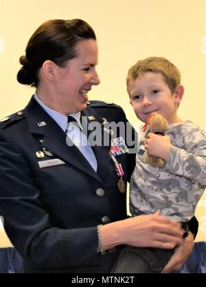 Lt. Col. Christine Munch, 111parafango attacco ispettore generale, mantiene il suo nipote Giacomo, durante il suo cambiamento di comando cerimonia di premiazione che si terrà a Horsham aria stazione di guardia, Pa., 8 gennaio, 2017. Munch era precedentemente noto come il Comandante del 111delle forze di sicurezza Squadron e ha iniziato la sua carriera militare nel 1985 come un soldato delle forze di sicurezza avieri. (U.S. Air National Guard foto di Tech. Sgt. Andria Allmond/rilasciato) Foto Stock