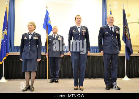 Da sinistra a destra, Lt. Col. Claudia Malone, 111Missione Il gruppo di assistenza e il 112Cyberspazio operazioni comandante dello squadrone, 1 Sgt. Brian Zarilla del 111delle forze di sicurezza Squadron, Lt. Col. Christine Munch, 111parafango attacco ispettore generale e il tenente Col. James Williams, 111fs commander, stand per l'assunzione della cerimonia di comando a Horsham aria stazione di guardia, Pa., 8 gennaio, 2017. Williams e Munch, che entrambi hanno iniziato la loro carriera militare come soldato delle forze di sicurezza aviatori, scambiati le posizioni di leadership nel corso del mese di gennaio è regolarmente trapano (RSD). (U.S. Air National Guard foto di Tech. Foto Stock