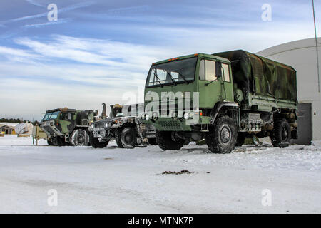 Veicoli tattici dal New Jersey la Guardia Nazionale di 1-114th fanteria inattivo al di fuori del gruppo di operazioni tattiche centro dopo una nevicata a base comuneGuire-Dix Mc-Lakehurst il 9 gennaio 2017. L'unità, che è parte del cinquantesimo della brigata di fanteria combattere Team, sta partecipando a una serie di eventi formativi che culmineranno questa estate in un combattimento esportabile capacità di formazione esercitare sulla Fort Pickett, Va. l Esercito Nazionale Guardia esportabile di combattere la capacità di formazione programma è una brigata strumentato campo esercizio di formazione destinato a certificare plotone proficiency in coordi Foto Stock