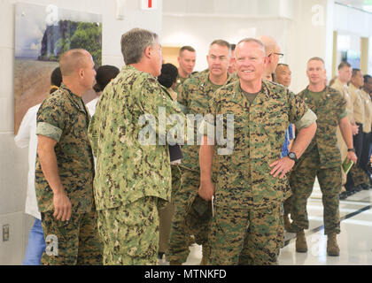 Stati Uniti Marine Corps Lt. Gen. Lawrence Nicholson (a destra), comandante generale, III Marine forza expeditionary, ascolta come Capt. Dan Cornwell (sinistra), Comandante, US Naval Hospital Guam, spiega il layout dell'ospedale, che è stato completato nel 2014. Il primo piano dell'edificio, che è la principale area ambulatoriale, è destinato a creare uno spazioso ambiente tranquillizzante. Lt. Gen. Nicholson ha visitato l'ospedale per acquisire una migliore comprensione della medicina della Marina la funzionalità su Guam. (U.S. Navy foto di USNH Guam Affari pubblici/rilasciato) Foto Stock