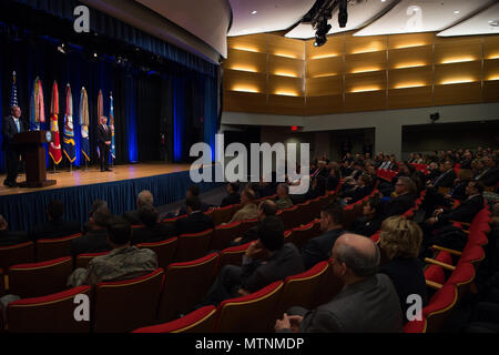 Il Segretario della Difesa Ash Carter riconosce il Sotto Segretario della Difesa per intelligenza, Marcel Lettre, con il Dipartimento della Difesa medaglia per distinguere il servizio pubblico Premio durante una cerimonia in Auditorium del Pentagono a Washington, 11 gennaio 2017. (DOD foto di esercito Sgt. Ambra I. Smith) Foto Stock