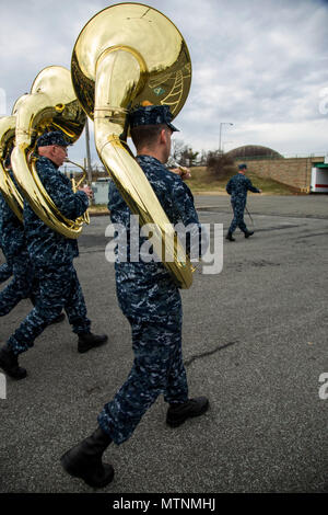 Gli Stati Uniti La banda della marina militare che ripete per la 58th presidenziale Parata inaugurale a Robert F. Kennedy Memorial Stadium, Washington, 11 gennaio 2017. Più di 5.000 membri di servizio sono fornire assistenza militare cerimoniale di supporto per la 58th inaugurazione presidenziale, un tempo onorata tradizione che risale al 1789 quando George Washington è stato scortato alla Federal Hall di New York City per essere prestato giuramento come il primo comandante in capo. (DoD foto di U.S. Army Sgt. Julie Jaeger) Foto Stock