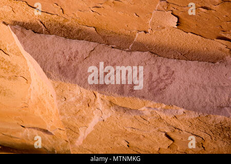 Mano rossa pittogrammi di stampa creato da Puebloans ancestrali negli orsi orecchie monumento nazionale nel sudest dell'Utah, Stati Uniti Foto Stock