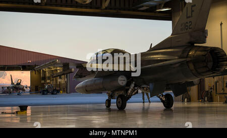 Un F-16 Fighting Falcon pilotato da magg. Brent Ellis, un pilota di caccia con il 311th Fighter Squadron, si prepara a uscire da un hangar a Holloman Air Force Base, N.M., il 9 gennaio, 2017. Ellis ha volato il Brig. Gen. Eric Sanchez, il comandante generale a White Sands Missile Range, su un volo di familiarizzazione per dimostrare Holloman's F-16 missione e gli aeromobili di capacità. Sanchez ha visitato Holloman AFB a partecipare a uno spazio aereo e missione breve relativi a Holloman e WSMR la partnership in corso. (U.S. Air Force foto di Airman 1. Classe Alexis P. Docherty) Foto Stock