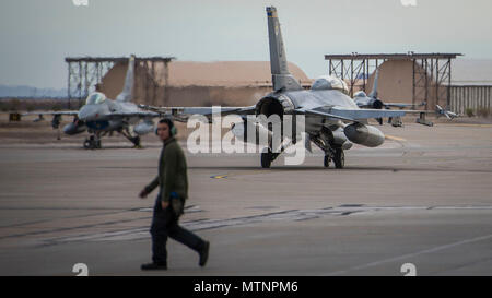 Un F-16 Fighting Falcon pilotato da magg. Brent Ellis, un pilota di caccia con il 311th Fighter Squadron, si dirige verso la linea di volo a Holloman Air Force Base, N.M., il 9 gennaio, 2017. Ellis ha volato il Brig. Gen. Eric Sanchez, il comandante generale a White Sands Missile Range, su un volo di familiarizzazione per dimostrare Holloman's F-16 missione e gli aeromobili di capacità. (U.S. Air Force foto di Airman 1. Classe Alexis P. Docherty) Foto Stock