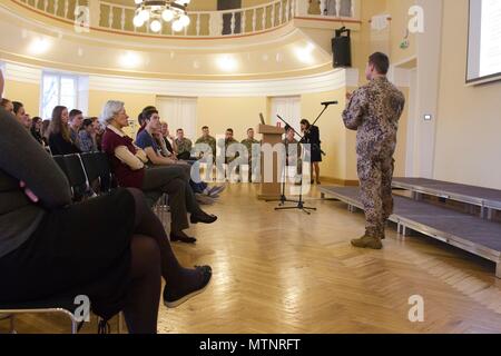 Stati Uniti Paracadutisti dell'esercito, assegnato alla sede centrale e sede società, 2° Battaglione, 503rd Reggimento di Fanteria, 173rd Brigata Aerea, join Baranovskis Agris, capo della sezione Sicurezza per la Lettonia il ministero della difesa in una presentazione per gli studenti alla riga Technical University di alta scuola in Riga, Lettonia, Gennaio 12, 2017. Il 173rd Brigata Aerea, con sede in Vicenza, Italia, è l'esercito di contingenza Forza di risposta in Europa ed è in grado di proiettare le forze per condurre una completa gamma di operazioni militari su tutto il territorio degli Stati Uniti, europeo e Centrale Africa aree di comando di Foto Stock