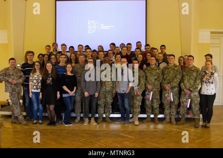 Stati Uniti Paracadutisti dell'esercito, assegnato alla sede centrale e sede società, 2° Battaglione, 503rd Reggimento di Fanteria, 173rd Brigata Aerea, join Baranovskis Agris, capo della sezione Sicurezza per la Lettonia il ministero della difesa e gli studenti lettoni per una foto di gruppo a seguito di una presentazione presso l'Engineering di alta scuola di Riga Technical University in Riga, Lettonia, Gennaio 12, 2017. Il 173rd Brigata Aerea, con sede in Vicenza, Italia, è l'esercito di contingenza Forza di risposta in Europa ed è in grado di proiettare le forze per condurre una completa gamma di operazioni militari attraverso gli Stati Uniti Europa Foto Stock