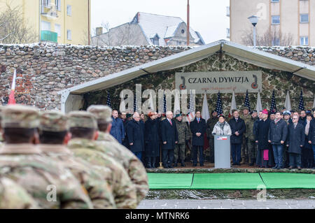 Il primo ministro della Polonia Beata Szydlo parla di raccolti negli Stati Uniti e soldati polacchi durante una cerimonia di benvenuto a Zagan, Polonia. La celebrazione è stata un opportunità per i cittadini polacchi per dare il benvenuto ai soldati della terza brigata corazzate contro la squadra, 4a divisione di fanteria. La 3-4 ABCT dell'arrivo segna l inizio di back-to-back rotazioni delle brigate corazzate in Europa come parte di Atlantic risolvere. Questa rotazione aumenterà la capacità di dissuasione nella regione, migliorare la capacità degli Stati Uniti di rispondere alle crisi potenziali e difendere gli alleati e partner nella comunità europea. Le forze americane si concentrerà o Foto Stock