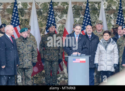 Stati Uniti Ambasciatore in Polonia Paolo W. Jones parla di raccolti negli Stati Uniti e soldati polacchi durante una cerimonia di benvenuto a Zagan, Polonia. La celebrazione è stata un opportunità per i cittadini polacchi per dare il benvenuto ai soldati della terza brigata corazzate contro la squadra, 4a divisione di fanteria. La 3-4 ABCT dell'arrivo segna l inizio di back-to-back rotazioni delle brigate corazzate in Europa come parte di Atlantic risolvere. Questa rotazione aumenterà la capacità di dissuasione nella regione, migliorare la capacità degli Stati Uniti di rispondere alle crisi potenziali e difendere gli alleati e partner nella comunità europea. Le forze americane si concentrerà su Foto Stock