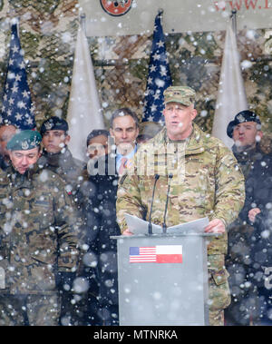 Stati Uniti Esercito Europa vice comandante generale, il Mag. Gen. Timothy McGuire parla di raccolti negli Stati Uniti e soldati polacchi durante una cerimonia di benvenuto a Zagan, Polonia. La celebrazione è stata un opportunità per i cittadini polacchi per dare il benvenuto ai soldati della terza brigata corazzate contro la squadra, 4a divisione di fanteria. La 3-4 ABCT dell'arrivo segna l inizio di back-to-back rotazioni delle brigate corazzate in Europa come parte di Atlantic risolvere. Questa rotazione aumenterà la capacità di dissuasione nella regione, migliorare la capacità degli Stati Uniti di rispondere alle crisi potenziali e difendere gli alleati e partner del Parlamento communi Foto Stock