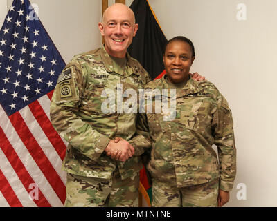 Aviosuperficie di Bagram, Afghanistan-Lt. Gen. Charles D. Luckey, Capo di esercito di riserva e comandante generale, U.S. La riserva di esercito di comando e Sgt. Il Mag. Velma Lione, sergente maggiore per il campo dell'esercito Battalion-Afghanistan Supporto (AFSBn-A) prende una foto durante la sua visita a Bagram Airfield, Afghanistan, Gen8. Foto Stock