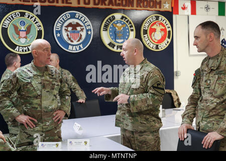 Aviosuperficie di Bagram, Afghanistan-Lt. Gen. Charles D. Luckey, Capo di esercito di riserva e comandante generale, U.S. La riserva di esercito di colloqui di comando per il Mag. James Fager, delegato, 1a divisione di cavalleria sostegno deciso supporto brigata, e il Mag. James (Troy) Fisher, operations officer, 1 CD RSSB durante la sua visita a Bagram Airfield, Afghanistan, Gen8. Foto Stock