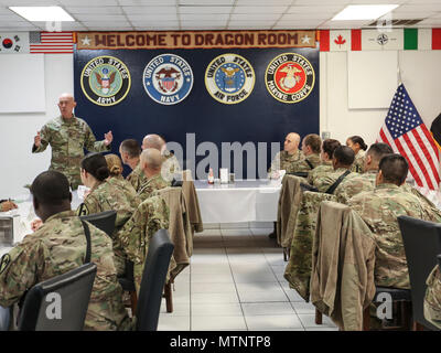 Aviosuperficie di Bagram, Afghanistan-Lt. Gen. Charles D. Luckey, Capo di esercito di riserva e comandante generale, U.S. La riserva di esercito il comando ha parlato a usar, Guardia Nazionale e Active duty organi di servizio durante la sua visita a Bagram Airfield, Afghanistan gen. 8. Luckey ha parlato ai membri del servizio circa la forza di dispiegamento rapido e di piani di formazione per garantire USAR truppe sono pronti a distribuire in meno di novanta giorni. Foto Stock