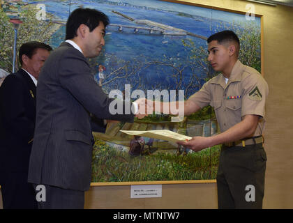 Stati Uniti Lancia Marine Cpl. Manaure Arrellano riceve un certificato da Yokosuka Sindaco Yuto Yoshida Lunedì, gen. 16, 2017 a Yokosuka City Hall, Giappone, per la sua risposta istintiva e azioni eroiche di recuperare una famiglia in cui il veicolo è scesa dal quinto piano di un garage per il parcheggio in Ogawa- cho, Yokosuka, Dic 31, 2016. Arrellano è assegnato al 3° Battaglione, 1° Reggimento Marini, 1° Divisione Marine e distribuito ai 3° Divisione Marine, III Marine forza expeditionary basato a Okinawa, Giappone. Cortesia (foto) Foto Stock