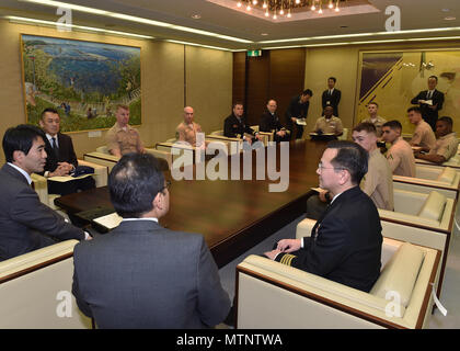 Sindaco Yuto Yoshida, città di Yokosuka personalmente riconosce quattro U.S. Marines, DUE STATI UNITI Marinai e un residente locale Lunedì, gen. 16, 2017 a Yokosuka City Hall, per la loro risposta istintiva e azioni eroiche di recuperare una famiglia in cui il veicolo è scesa dal quinto piano di un garage per il parcheggio in Ogawa- cho, Yokosuka, Dic 31, 2016. I marines sono assegnati al 3° Battaglione, 1° Reggimento Marini, 1° Divisione Marine e distribuito ai 3° Divisione Marine, III Marine forza expeditionary basato a Okinawa, Giappone. Cortesia (foto) Foto Stock